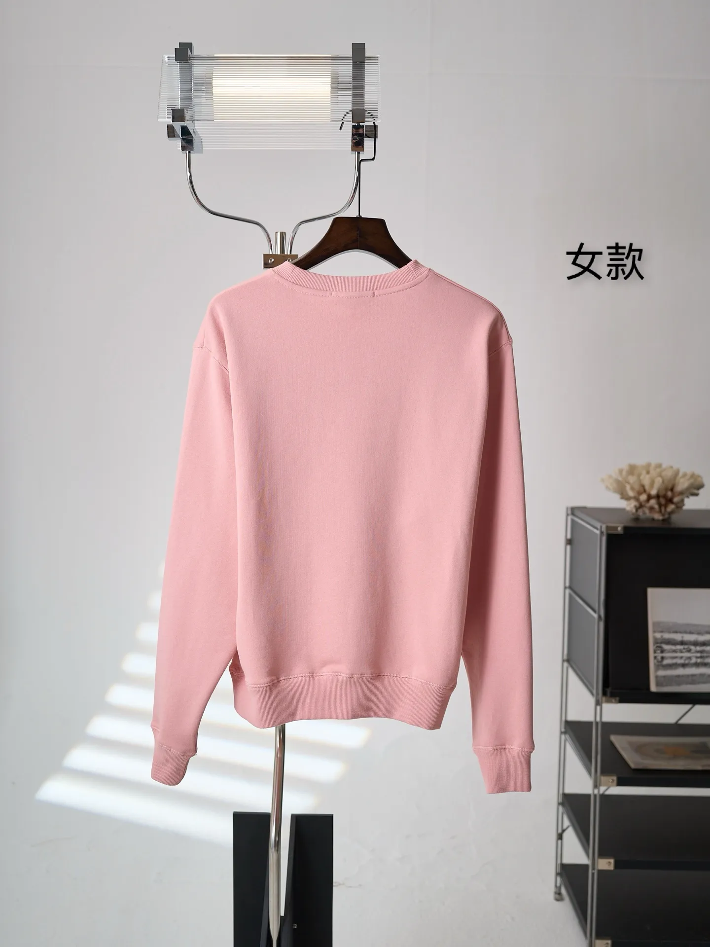 [Real auction] Acne Studios embroidered logo sweatshirt (women's style) [In Stock] S M L custom-dyed cloud-like brushed fleece cotton, smooth drape, soft and skin-friendly. A matte peach powder is used as the base, the soft cloth texture is rich in layers, and the matte pink tone creates a tranquil and relaxing temperament. The iconic Acne Studios embroidered logo is embellished on the chest, simple yet recognizable. The neckline is designed with a Classic triangular panel structure and a high level of detail. The soft and slightly loose off-the-shoulder silhouette is just right to accommodate the lines of the shoulders and back. The moderate length is matched with a cuffed ribbed hem to freely modify the body shape. The ingenuity is hidden in the simple body, allowing a sense of relaxation throughout daily life. 1. Imported machine embroidery uses advanced computer control systems and precision mechanical components to precisely create the iconic Acne Studios logo embroidery, with smooth and delicate lines and a full sense of sophistication. 2. Fermentation washing treatment: The fabrics have been fermentation washing, which makes the hand feel and texture better, is not easy to deform, shrink, and fade, and maintains long-term beauty and loose fit.